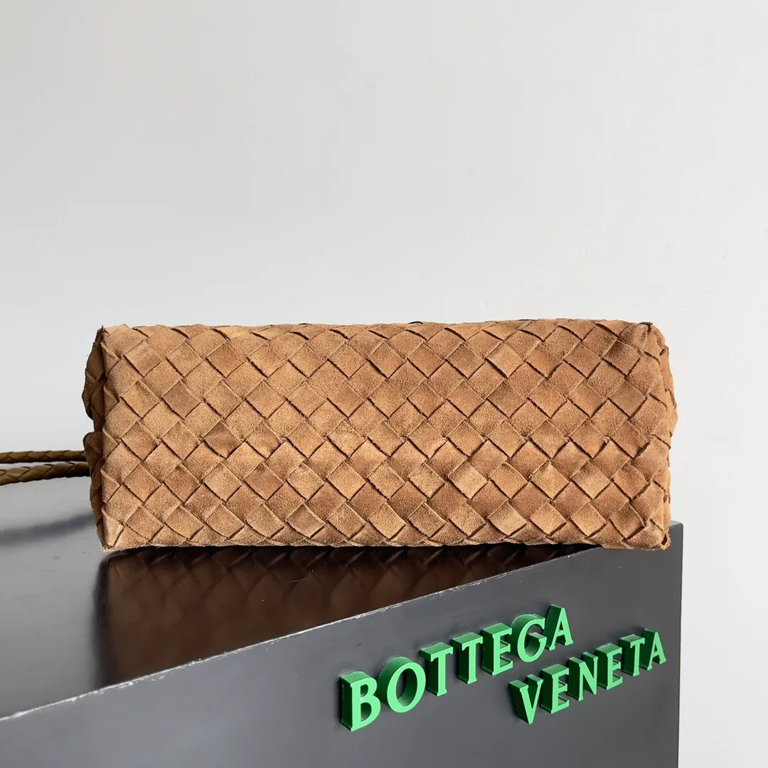 The 2023 new Andiamo batch of 2360 BV has been shipped‼ ️Really popular🔥The new Andiamo woven handbag launched by Bottega Veneta this season is really popular all over the world! ! Celebrities at home and abroad have worn it, and Oscar-winning actress Michelle Yeoh has taken it out on the street. Song Jia, Trai Yara, Yu Feihong, Sanji Ayaka, Rosie Hunting-Whiteley, Yoshioka Riho, etc. have all picked up this bag. It is classic and versatile, showing off its temperament, and the bag capacity is also large, which is very convenient for daily commuting! ! A variety of carrying methods, the shoulder straps can be adjusted by yourself, the original lambskin feels soft and delicate, and the unisex style breaks the gender boundaries and brings a more practical and long-lasting use experience. Andiamo, which has both elegant and casual styles, perfectly interprets the true appearance of "fashionable old money style". Style number: 743572 Size: 32*24*12